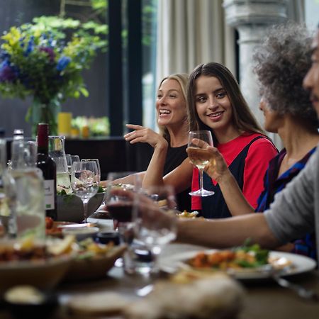 Voco Orchard Singapore By Ihg Exterior foto A dinner party