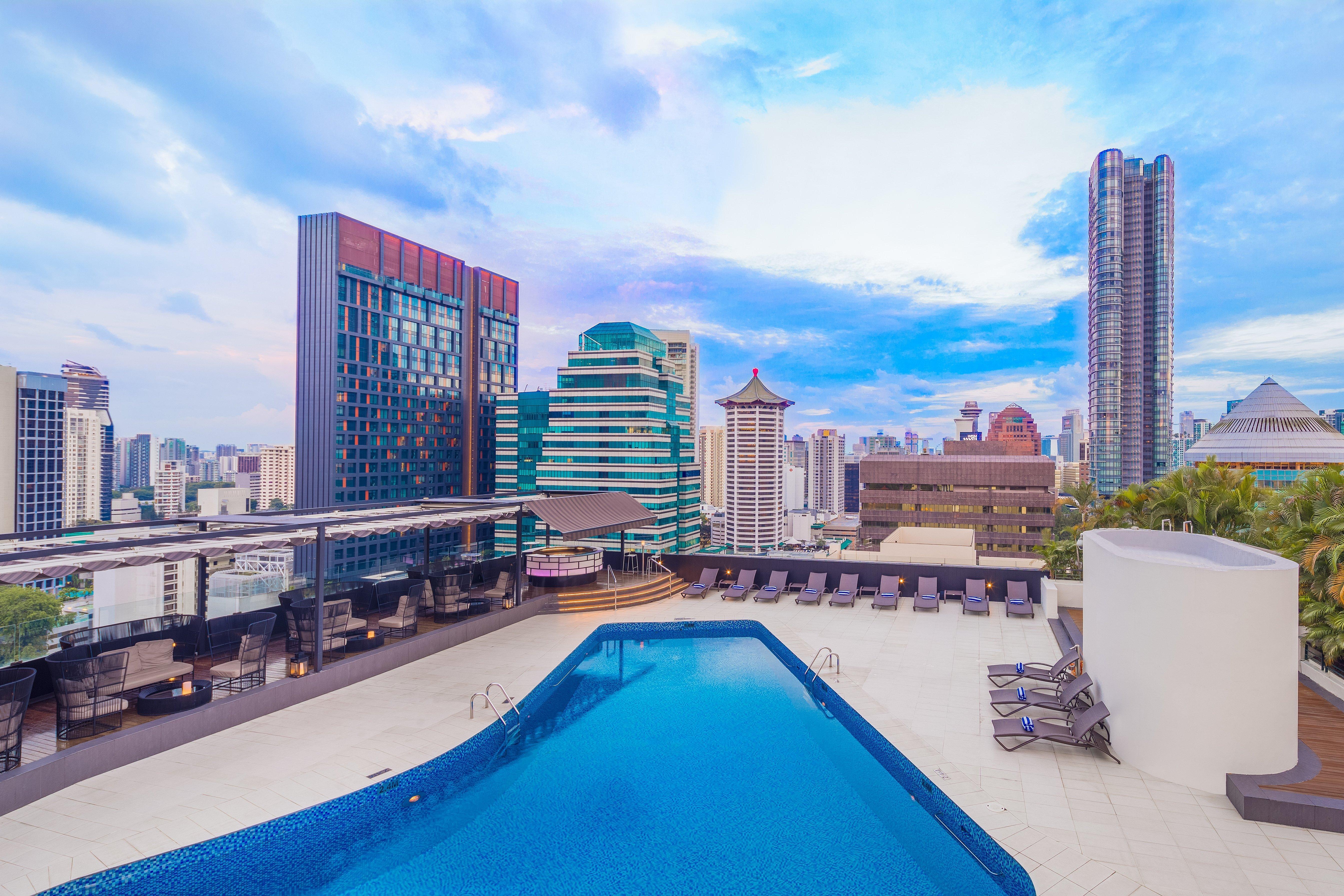 Voco Orchard Singapore By Ihg Exterior foto The rooftop pool at the hotel