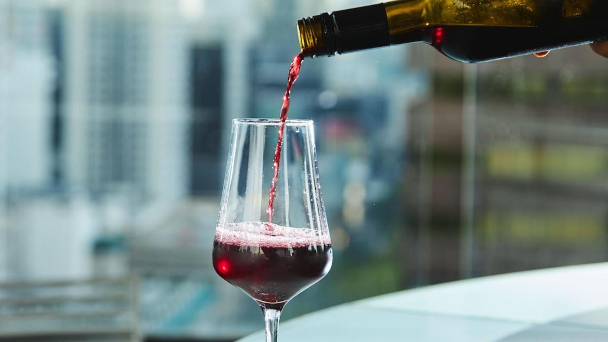 Voco Orchard Singapore By Ihg Exterior foto Wine being poured