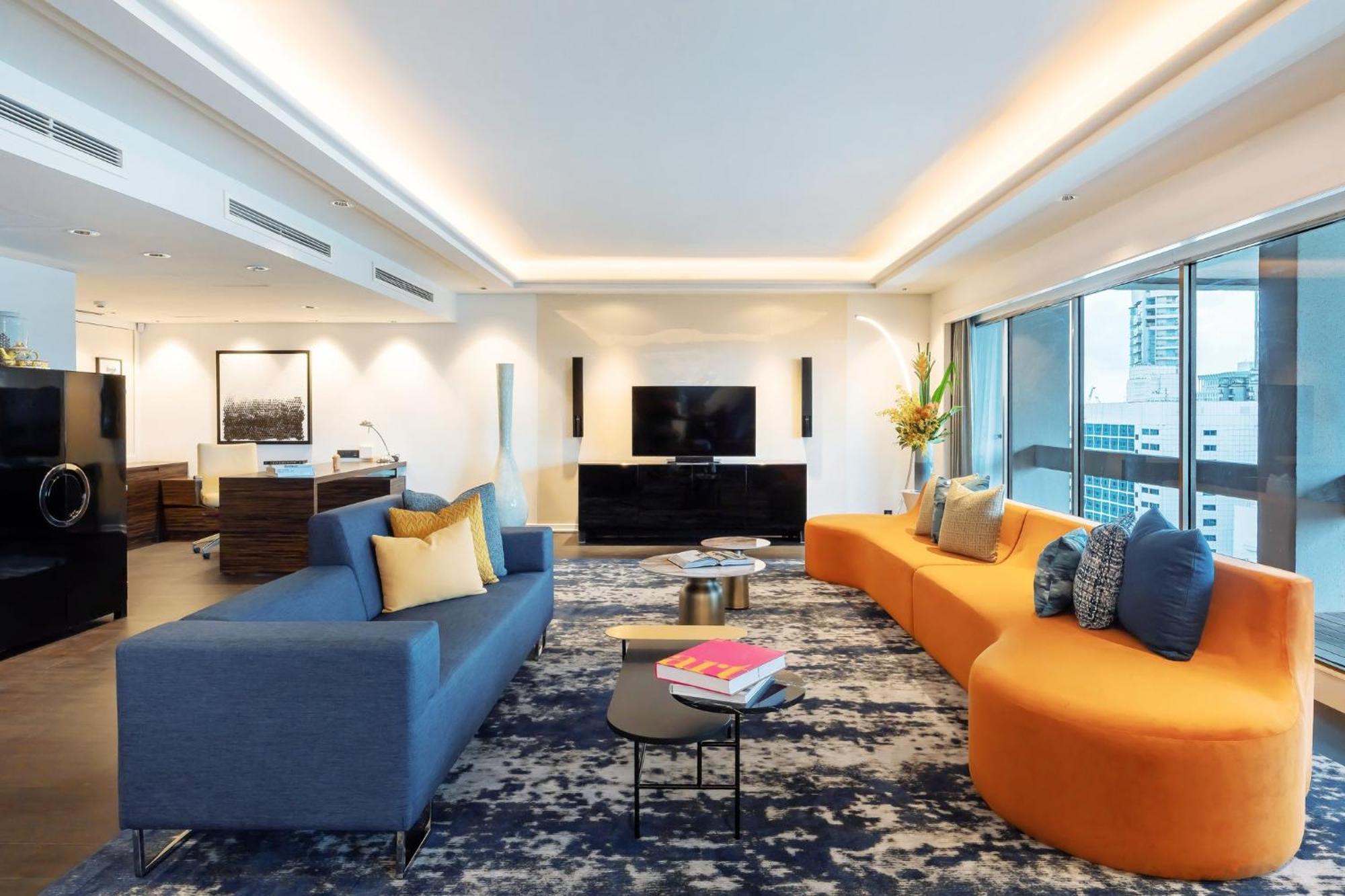 Voco Orchard Singapore By Ihg Exterior foto The living room of a three-bedroom apartment