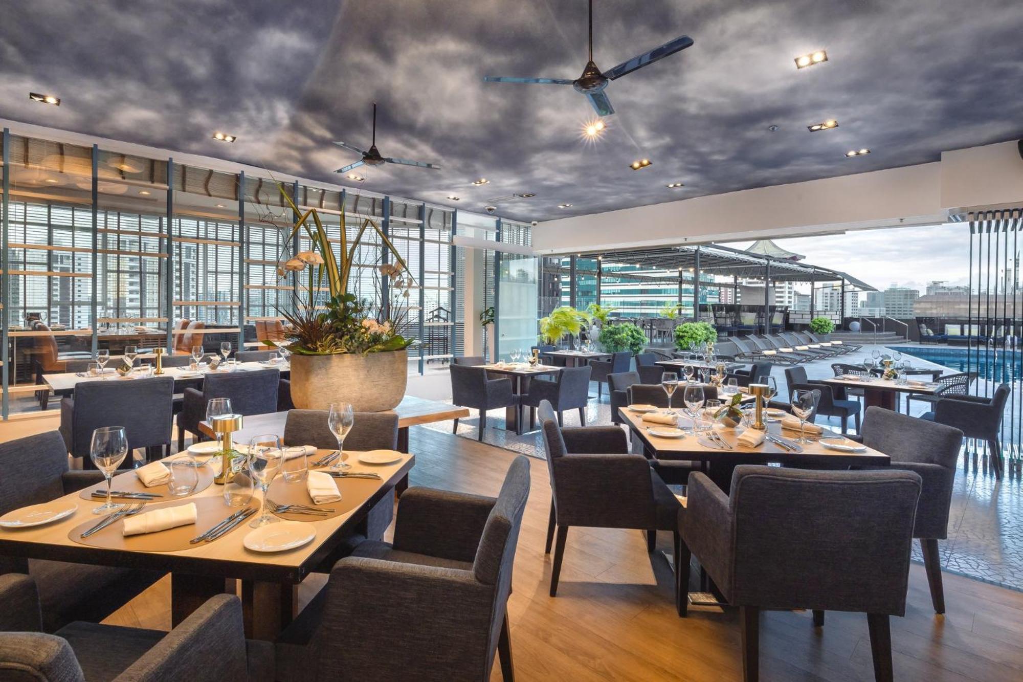 Voco Orchard Singapore By Ihg Exterior foto Restaurant Cloud 9
