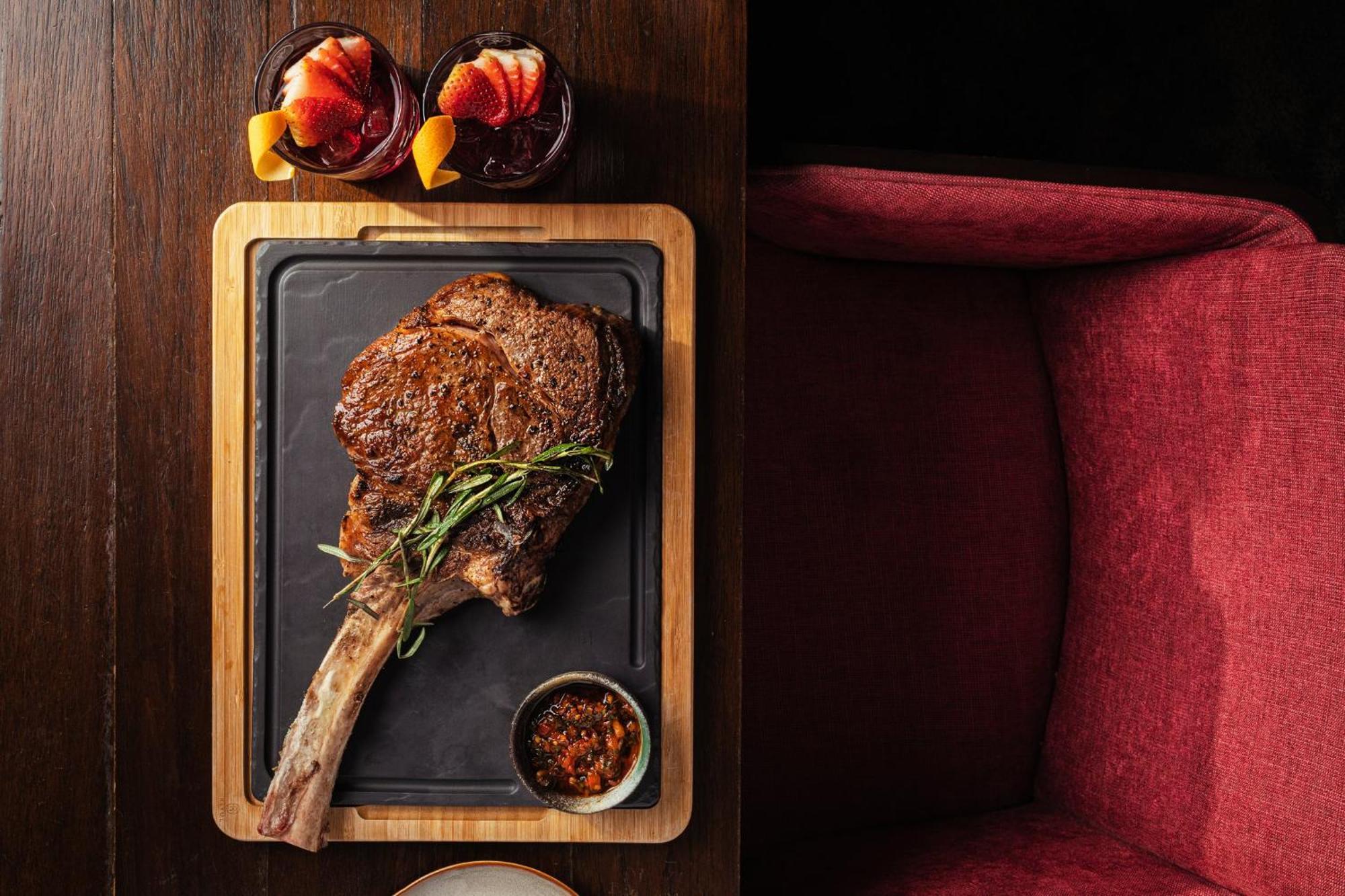 Voco Orchard Singapore By Ihg Exterior foto A tomahawk steak