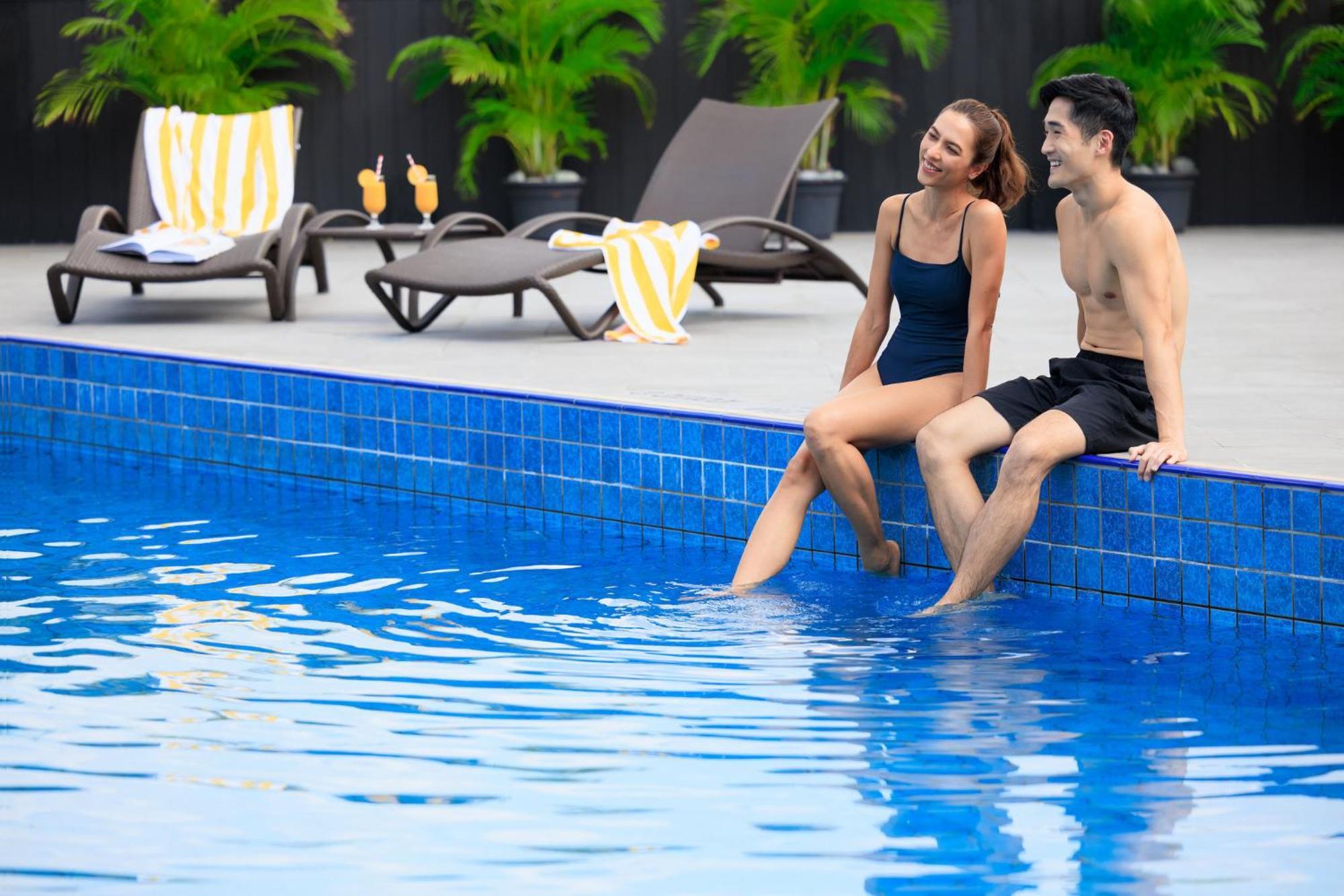Voco Orchard Singapore By Ihg Exterior foto A couple at a pool