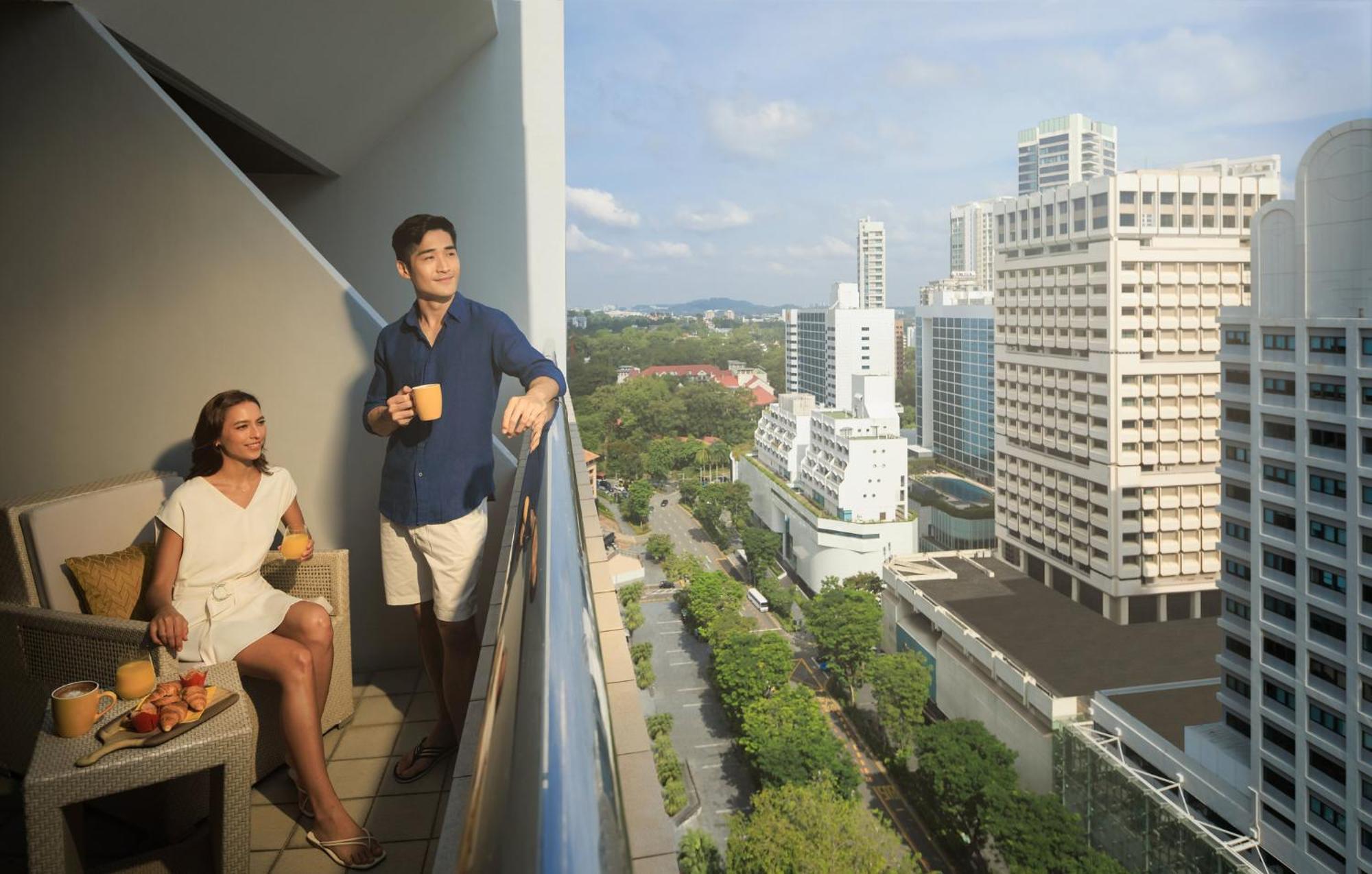 Voco Orchard Singapore By Ihg Exterior foto A couple on a balcony