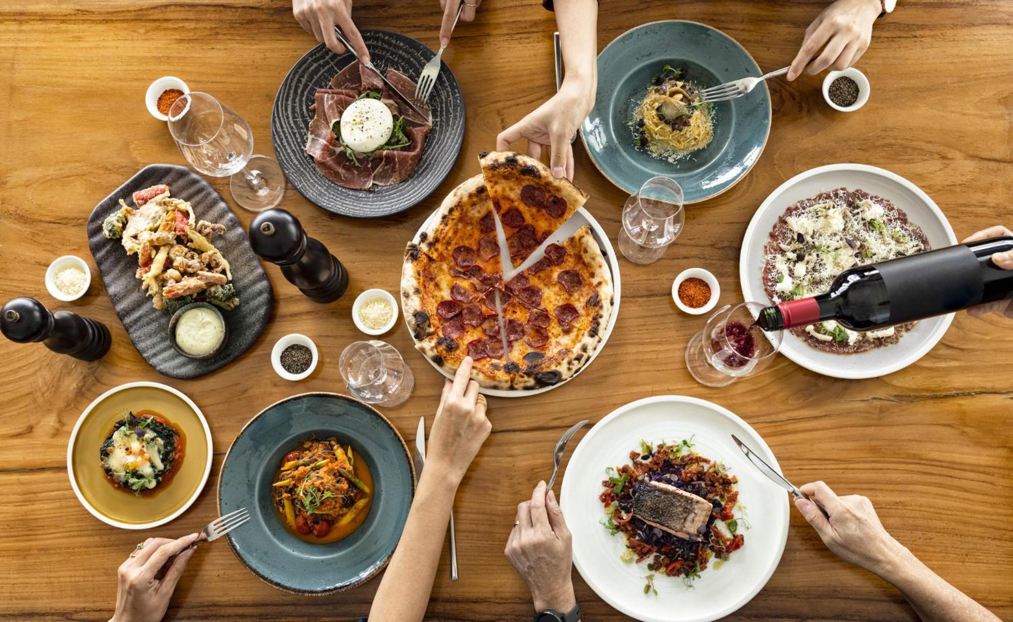 Voco Orchard Singapore By Ihg Exterior foto A selection of dishes at the restaurant